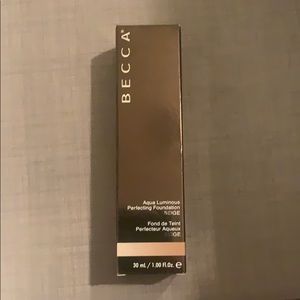 Becca Aqua Luminous Foundation Beige